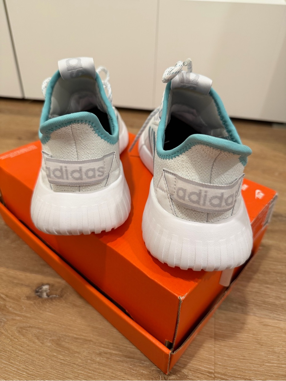 Adidas Women’s Size 6 White & Teal Lightweight Sneakers - Picture 4 of 8